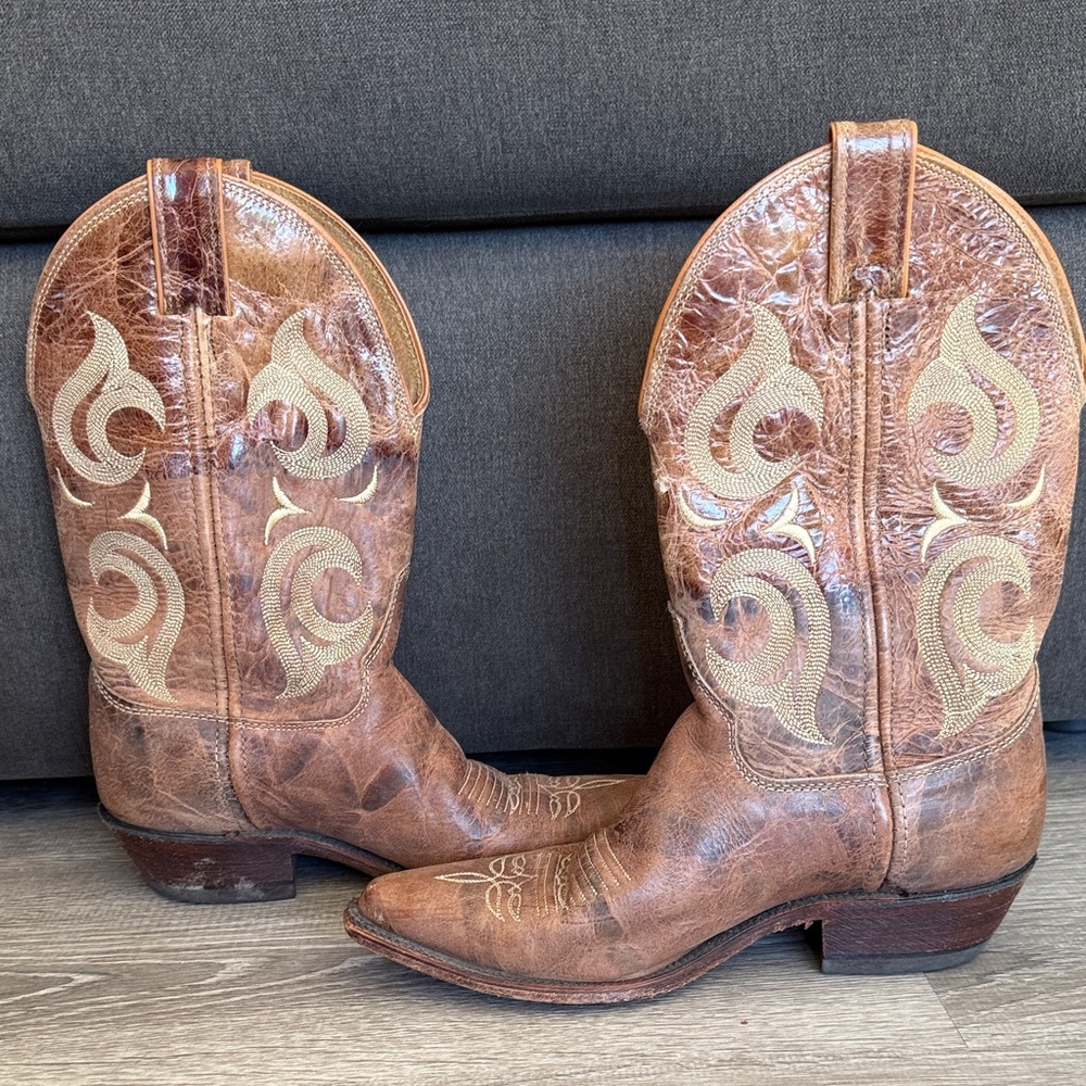 Brown Western Cowboy Boots with Embroidered Design